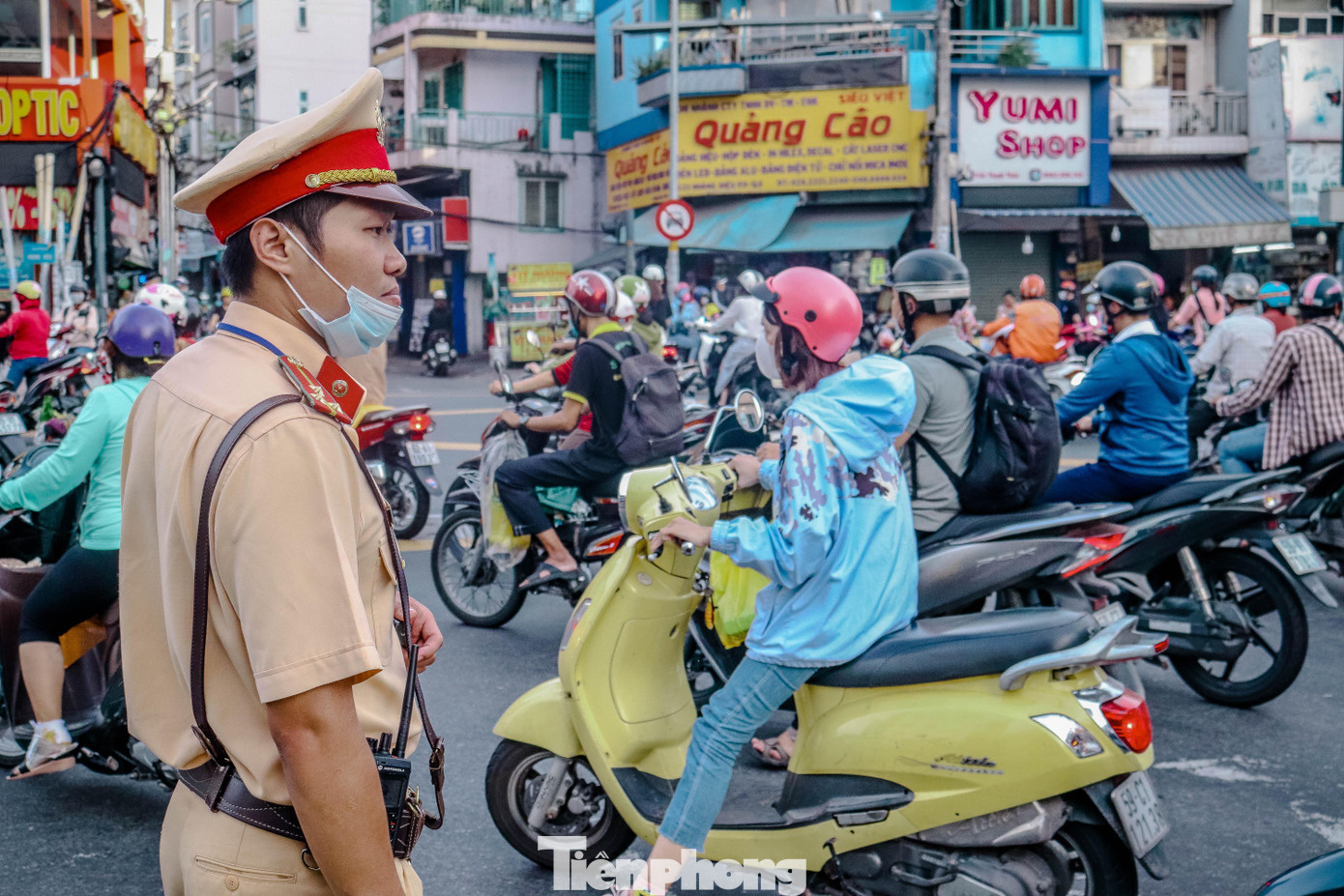 Thế nhưng sau khi có bóng dáng của lực lượng CSGT căng mình điều tiết,thì tình trạng ùn ứ mới thuyên giảm, đường thông thoáng, các phương tiện lưu thông bình thường.