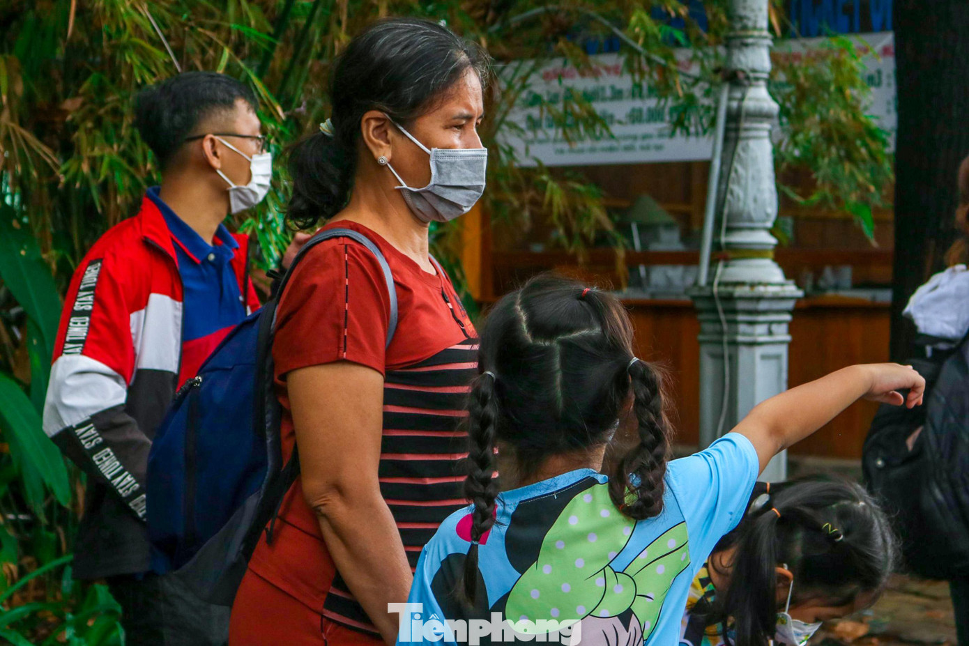 "Trước khi đưa bé đến Thảo Cầm Viên chơi tôi và gia đình đã lường trước được việc xếp hàng dài chờ mua vé nên đã đi từ sáng sớm. Nhưng do xe bị trục trặc nên tới trễ và phải vất vả ngồi chờ đến lượt như thế"- chị Trâm Anh (ngụ huyện Hóc Môn) chia sẻ.