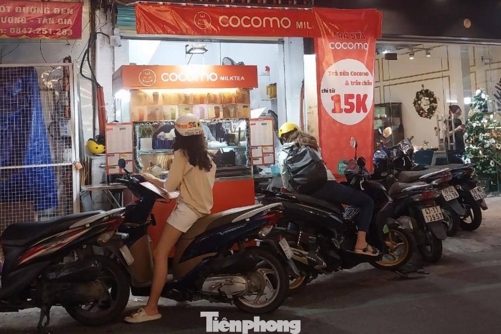 Nhiều hộ kinh doanh cho biết, hôm nay (21/12) Phố ẩm thực chính thức khai trương. Vì là ngày đầu, dự kiến du khách sẽ tăng cao nên nhiều người đến trước để trải nghiệm. Nhiều hộ kinh doanh cho biết, hôm nay (21/12) Phố ẩm thực chính thức khai trương. Vì là ngày đầu, dự kiến du khách sẽ tăng cao nên nhiều người đến trước để trải nghiệm.