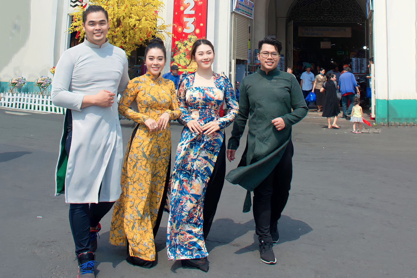 Những thiết kế áo dài đơn giản của nhà thiết kế Huy Doãn luôn mang đậm nét văn hóa dân tộc Việt Nam. Những thiết kế áo dài đơn giản của nhà thiết kế Huy Doãn luôn mang đậm nét văn hóa dân tộc Việt Nam.