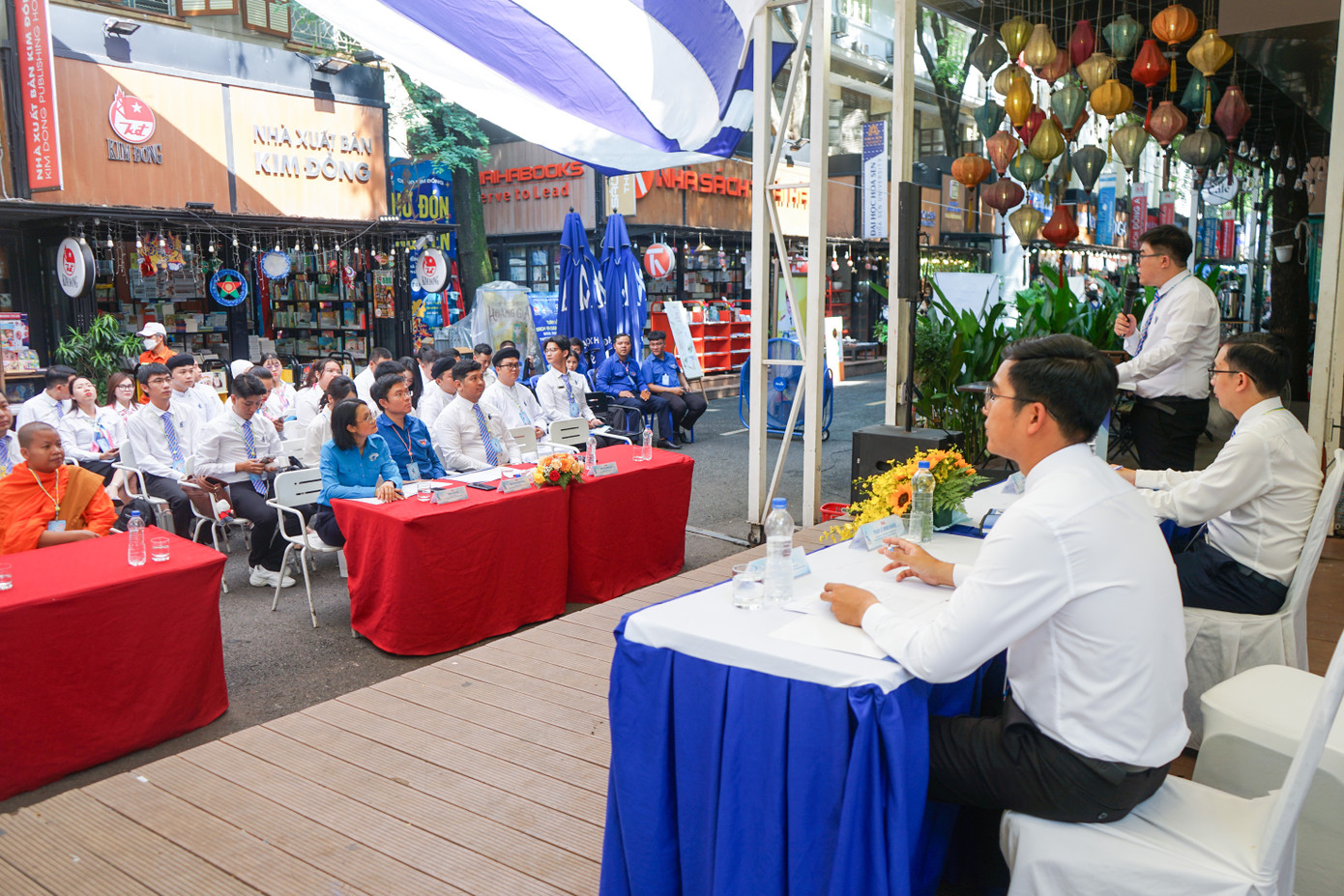 Các đại biểu thảo luận chủ đề “Tự hào trang sử Hội Liên hiệp Thanh niên Việt Nam Thành phố và phong trào Tôi yêu Tổ quốc tôi”.