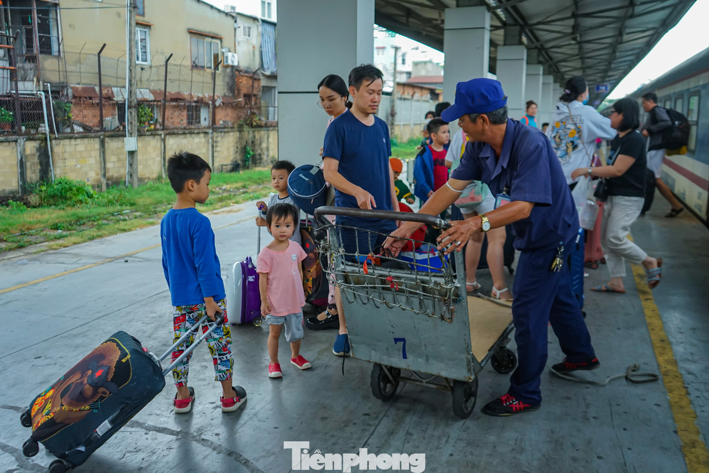 Do có quá nhiều hành lý cần phải đưa từ đường tàu ra sân ga đón taxi, nhiều hành khách nhờ các nhân viên xe đẩy trong ga hỗ trợ.