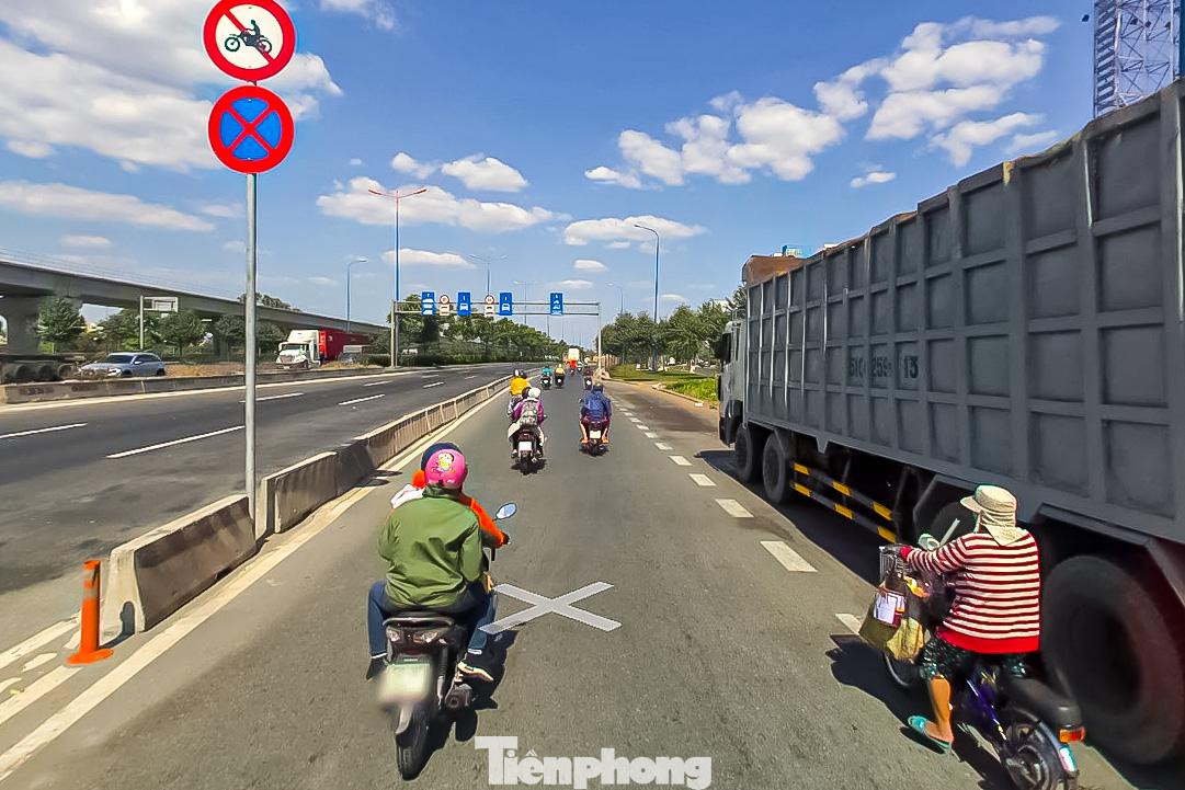 Xa Lộ Hà Nội (đoạn trước trường ĐH.Hutech, TP Thủ Đức) có biển báo quy định tốc độ cho phép đối với xe 2 bánh lưu thông tối đa 60km/h, song do đoạn đường này rất rộng và ít xe nên các phương tiện thường hay chủ quan, chạy tốc độ cao. Xa Lộ Hà Nội (đoạn trước trường ĐH.Hutech, TP Thủ Đức) có biển báo quy định tốc độ cho phép đối với xe 2 bánh lưu thông tối đa 60km/h, song do đoạn đường này rất rộng và ít xe nên các phương tiện thường hay chủ quan, chạy tốc độ cao.