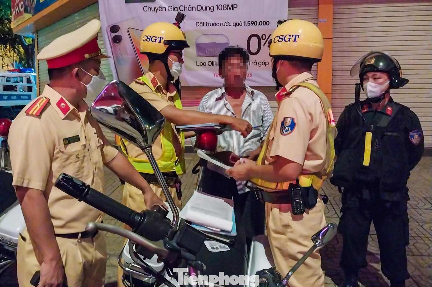 Tổ công tác đã tiến hành lập biên bản xử phạt ông T Tổ công tác đã tiến hành lập biên bản xử phạt ông T