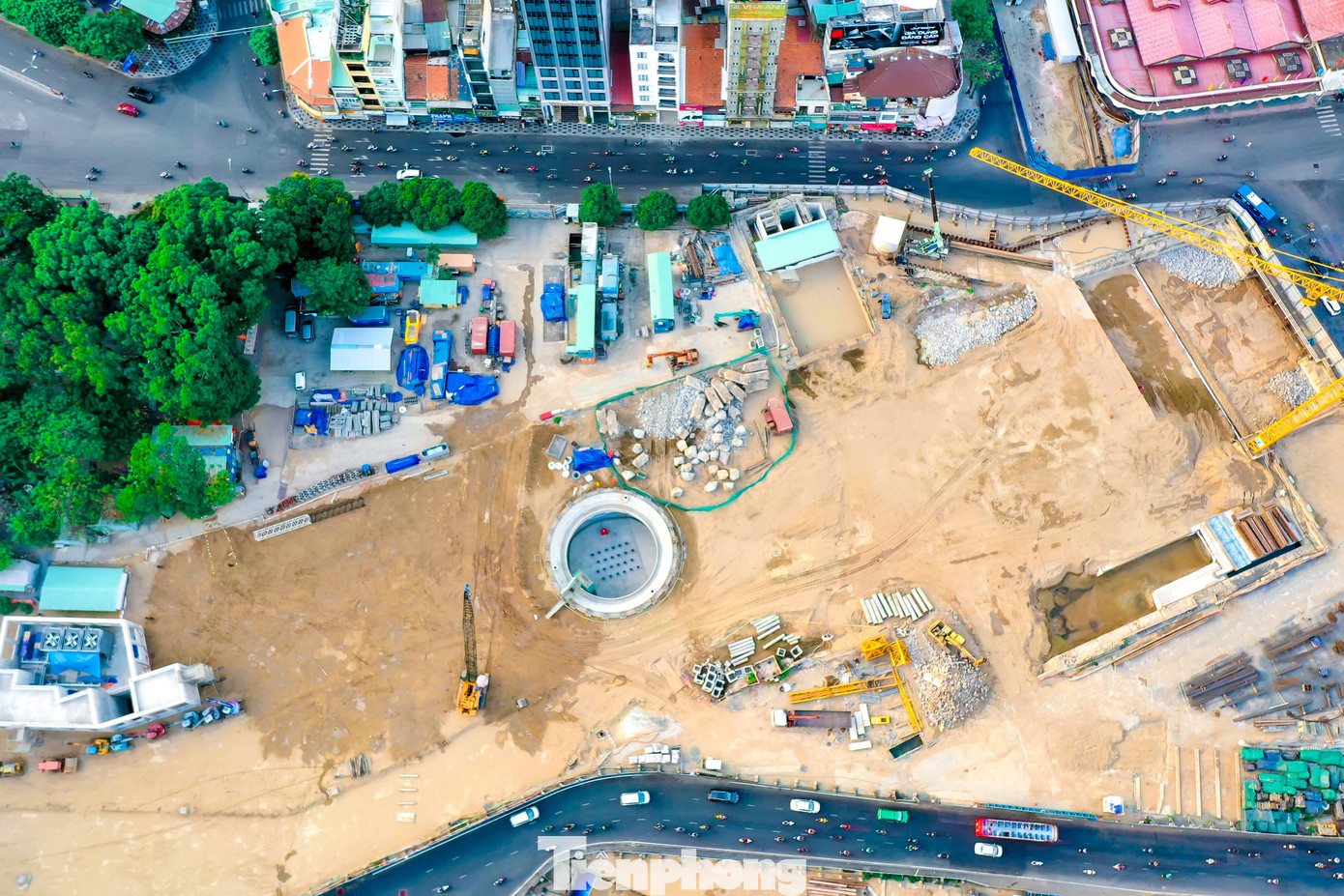 Cụ thể, gói thầu CP1a (đoạn từ ga Bến Thành đến ga Nhà hát Thành phố) đạt 95%; CP1b (đoạn ngầm từ ga Nhà hát Thành phố đến ga Ba Son) đạt 99%; CP2 (đoạn trên cao và depot) đạt trên 94%; CP3 (mua sắm thiết bị cơ điện, đầu máy toa xe, đường ray và bảo dưỡng) đạt 75,08%.