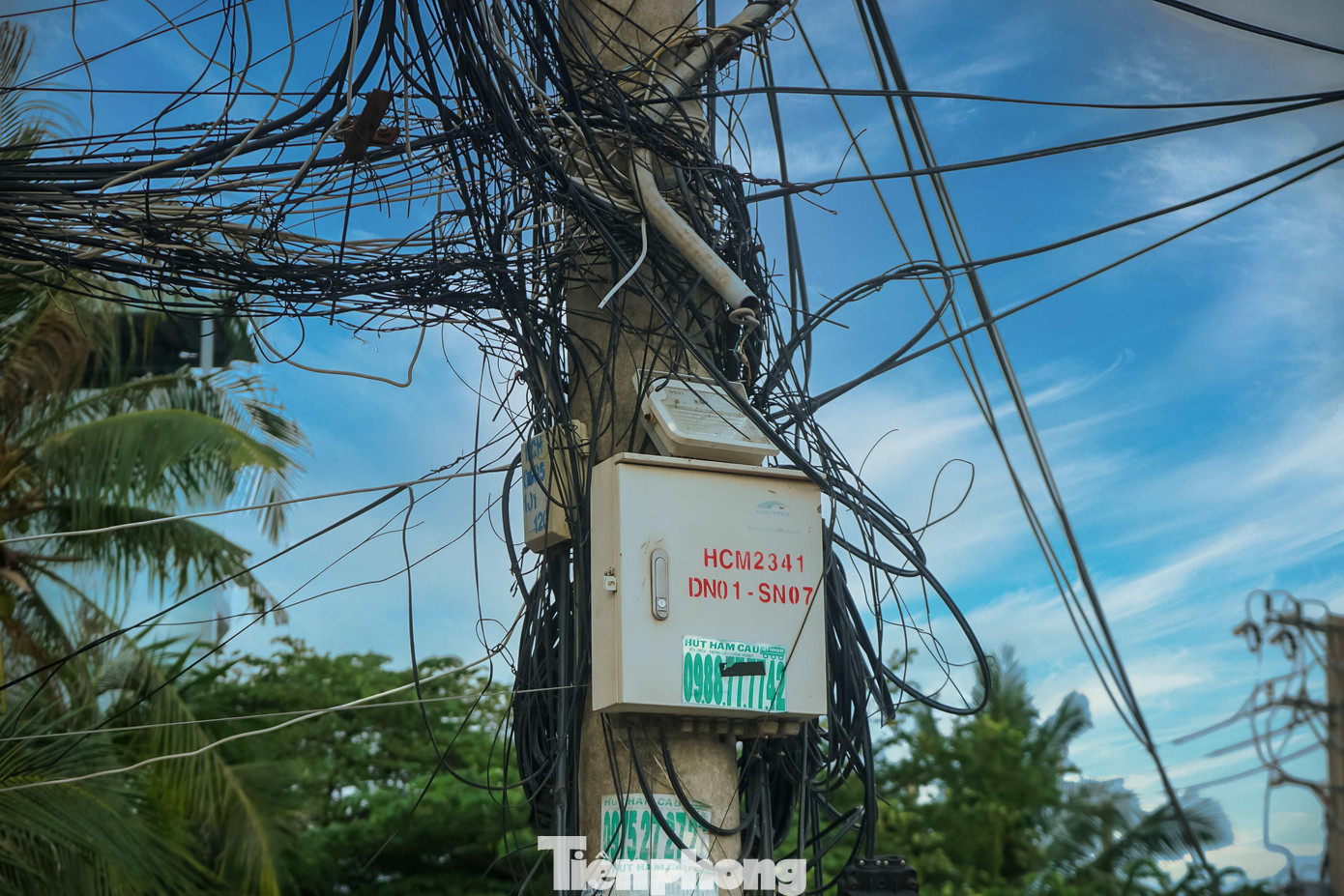 Một trụ điện có hệ thống dây mắc chằng chịt như “mạng nhện” gây bất an cho người dân trên đường Lê Đức Thọ (quận Gò Vấp) Một trụ điện có hệ thống dây mắc chằng chịt như “mạng nhện” gây bất an cho người dân trên đường Lê Đức Thọ (quận Gò Vấp)