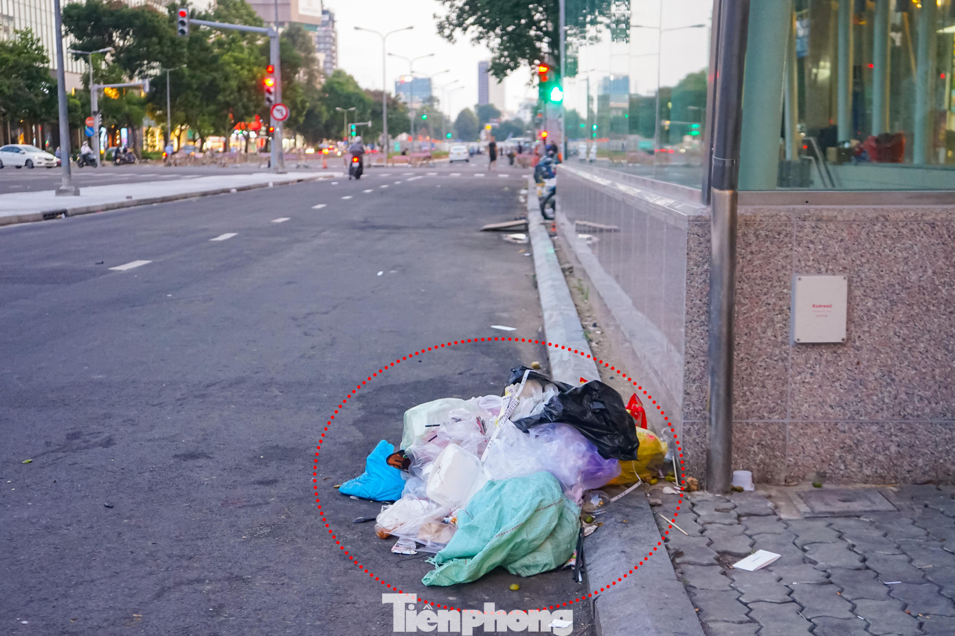 Tuy nhiên, thời gian gần đây, trên tuyến đường Lê Lợi (khu vực giáp phố đi bộ Nguyễn Huệ) xuất hiện tình trạng rất nhiều người thiếu ý thức ăn uống và xả rác bừa bãi tại chỗ. Nhiều nơi, rác thải chất thành đống ven đường.