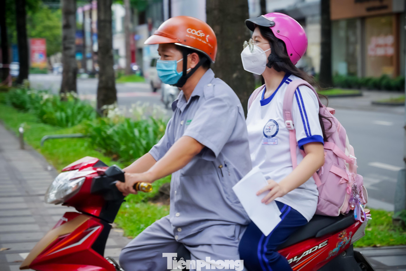 Ghi nhận tại Trường THPT Marie Curie (quận 3), mặc dù chưa đến giờ vào phòng thi nghe quy chế và làm thủ tục dự thi nhưng vào lúc 13h đã có nhiều thí sinh được phụ huynh vội vã đưa đến điểm thi rất sớm. Ghi nhận tại Trường THPT Marie Curie (quận 3), mặc dù chưa đến giờ vào phòng thi nghe quy chế và làm thủ tục dự thi nhưng vào lúc 13h đã có nhiều thí sinh được phụ huynh vội vã đưa đến điểm thi rất sớm.