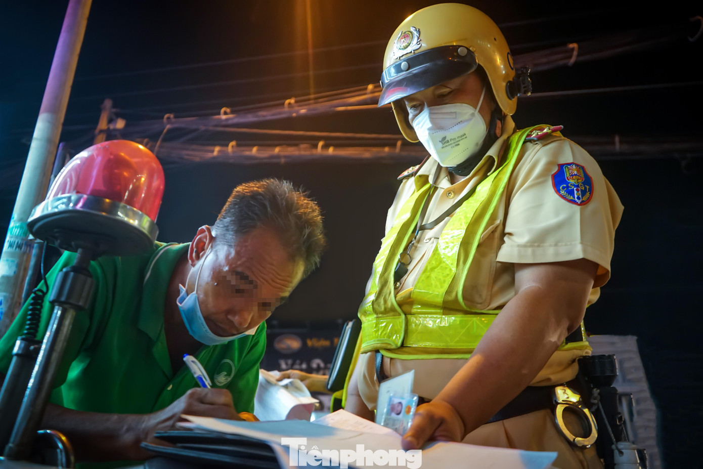 Trường hợp của ông L bị CSGT lập biên bản xử phạt vi phạm hành chính, tạm giữ phương tiện. Ông L chần chừ xin được đóng phạt và năn nỉ đừng tạm giữ xe vì nhà có mỗi chiếc xe máy để đi làm. Một lúc sau, ông L cũng chấp hành ký vào biên bản xử phạt và đồng ý cho CSGT giữ phương tiện.