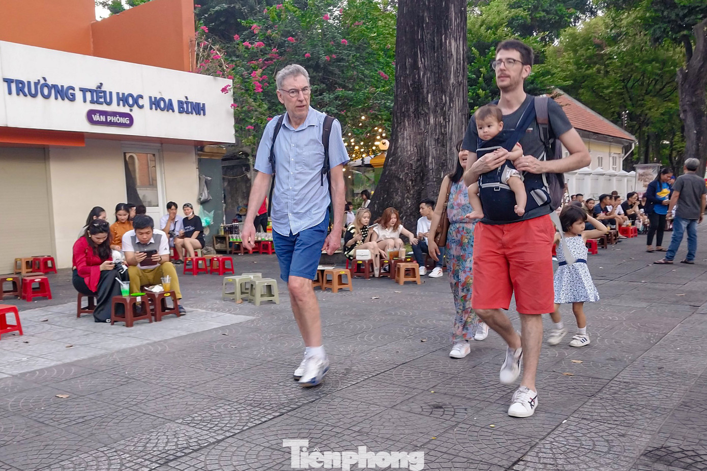 Thay vì du xuân tại những điểm du lịch, lựa tìm đến khu vực chợ Bến Thành, nhà thờ Đức Bà vừa chụp ảnh vừa uống "cafe bệt" vào dịp lễ tết là một lựa chọn ưa thích của nhiều du khách nước ngoài và các bạn trẻ tại TPHCM.