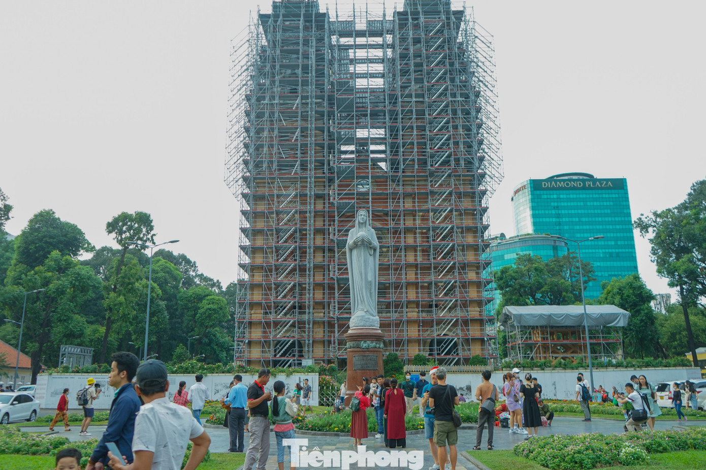 Ghi nhận tại nhà thờ Tân Định và nhà thờ Đức Bà (quận 1), mặc dù chưa tới giờ làm lễ nhưng đã có rất đông người dân, khách du lịch đến chờ đến giờ hành lễ.