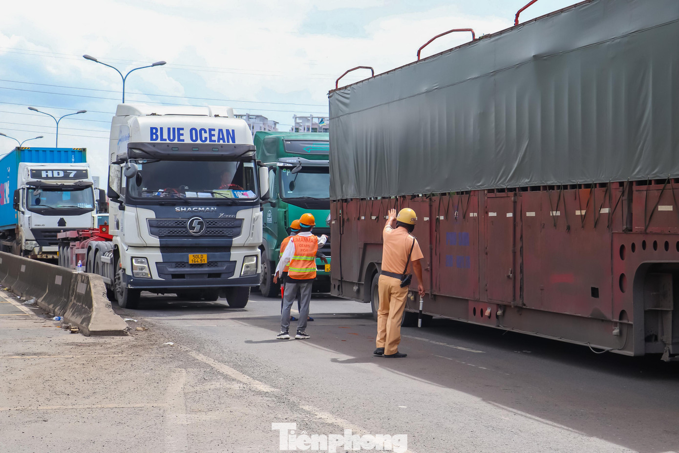 Lực lượng CSGT, thanh niên xung phong cùng các công nhân của đơn vị thi công chia nhiều nhóm phân luồng, hướng dẫn xe qua lại, nhưng tình hình vẫn không cải thiện vì phần lớn phương tiện là xe container tập trung đông về hướng vòng xoay Mỹ Thủy để đi vào cảng Cát Lái lấy hàng.