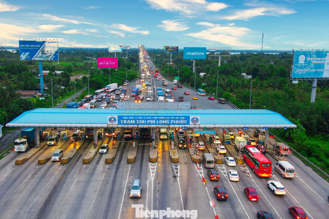 Các phương tiện ùn ứ kéo dài từ trạm thu phí Long Phước ra giao lộ Mai Chí Thọ.