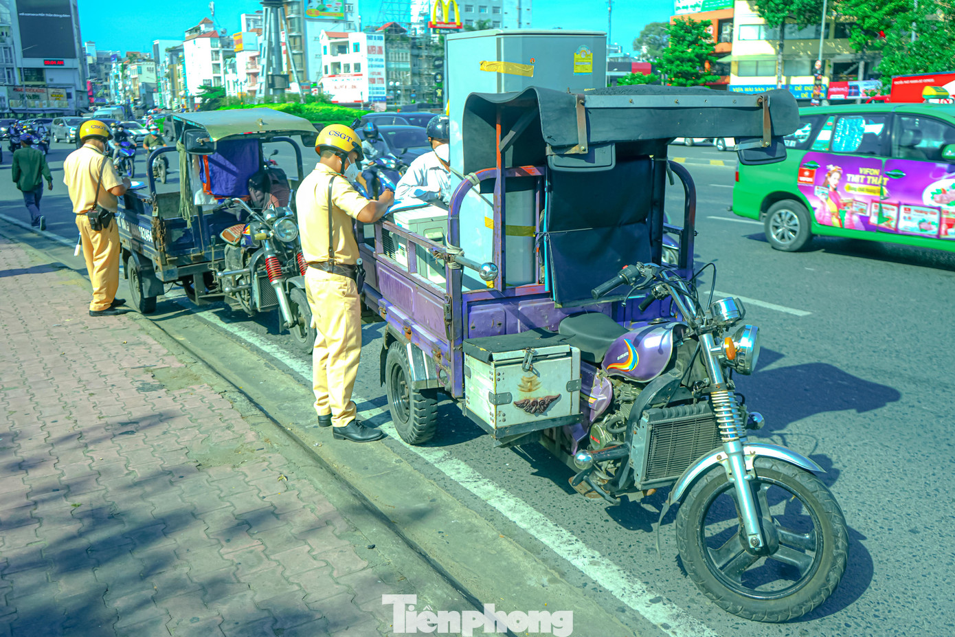Nhiều phương tiện xe 3 bánh vi phạm luật giao thông bị CSGT tuýt còi kiểm tra tại chốt