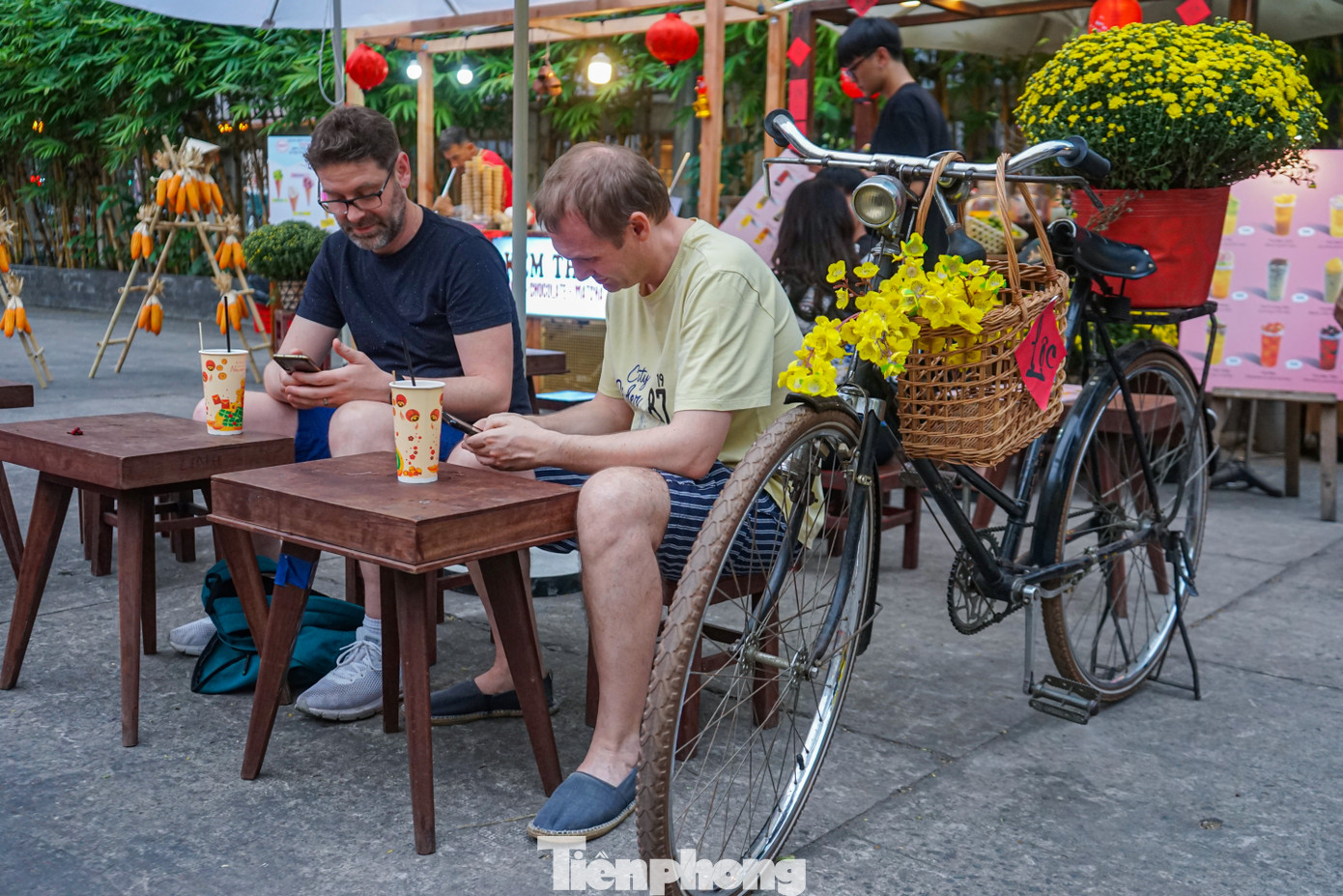 Anh Aril Jules (khách du lịch đến từ Canada) cùng bạn mình vui vẻ uống Cafe sau khi vừa tham quan Phố Ông Đồ Anh Aril Jules (khách du lịch đến từ Canada) cùng bạn mình vui vẻ uống Cafe sau khi vừa tham quan Phố Ông Đồ