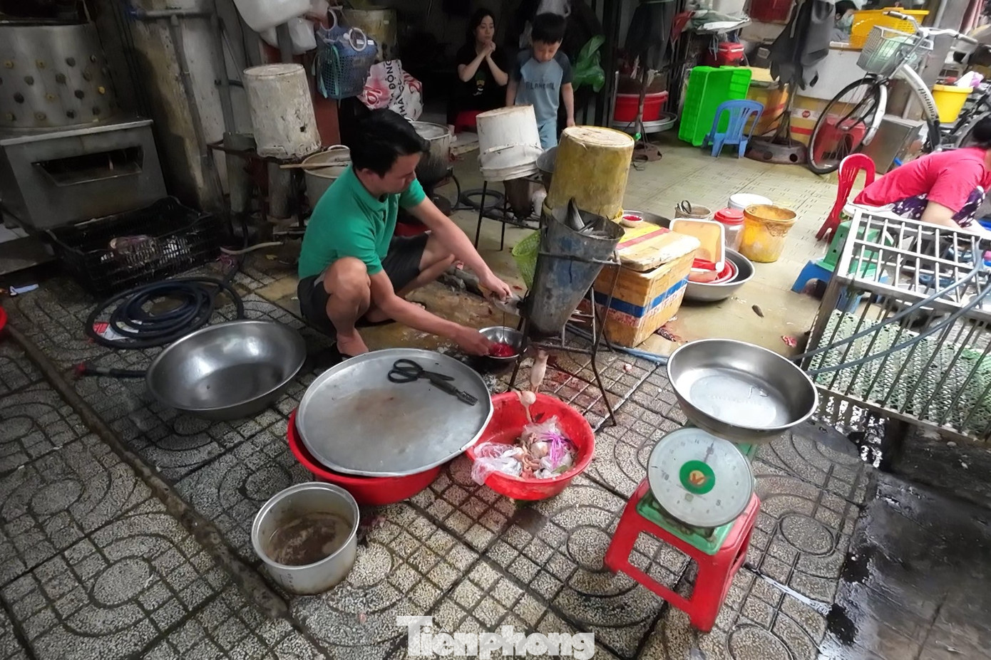 Khu vực giết mổ gia cầm của một điểm bán gà, vịt tại chợ Phạm Văn Hai không đảm bảo vệ sinh an toàn thực phẩm