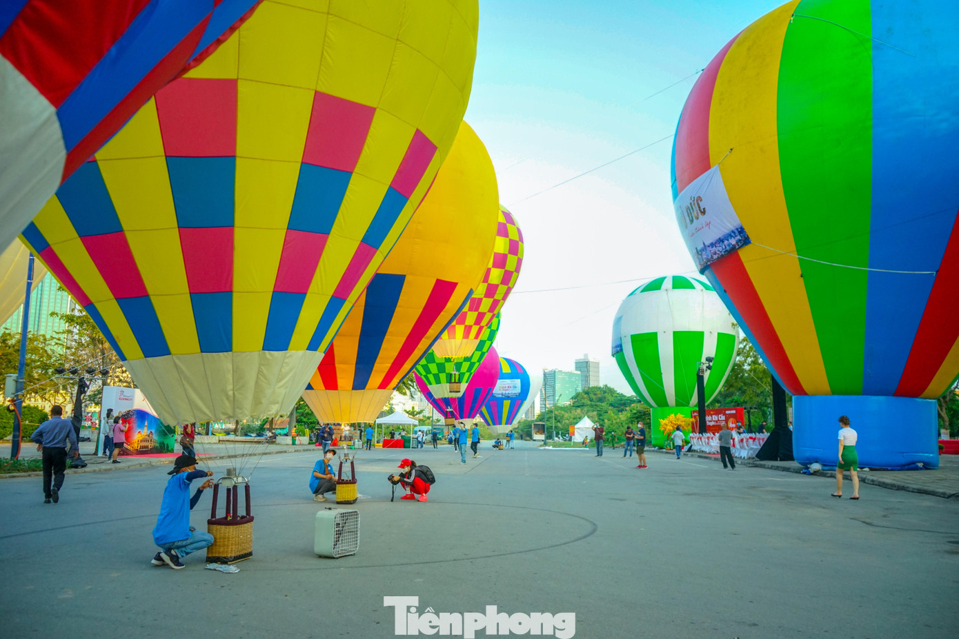 Quang cảnh sân đáp của các ê-kíp bay khinh khí cầu Quang cảnh sân đáp của các ê-kíp bay khinh khí cầu