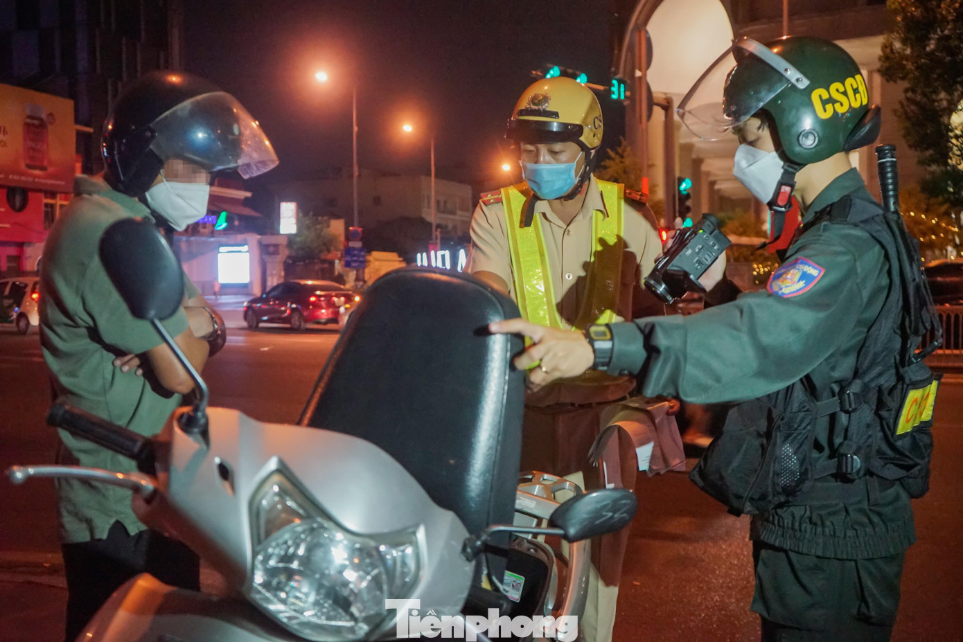 Ông Q. năn nỉ CSGT và cho rằng không đủ tiền để đóng phạt, mong bỏ qua.