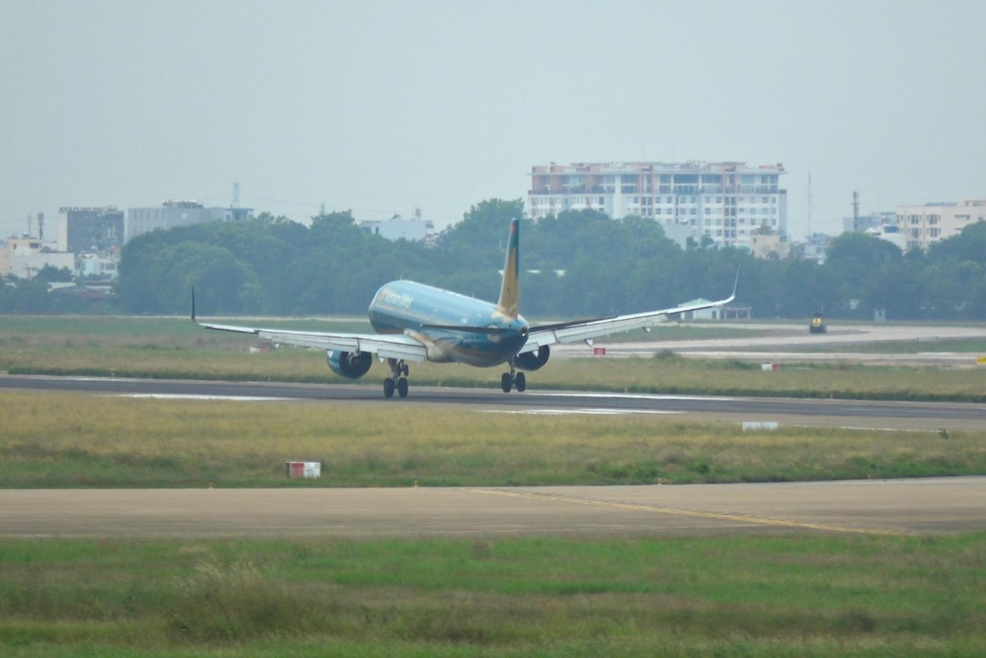 Các máy bay đáp xuống đường băng 25L/07R trong quá trình chờ sửa chữa đường băng 25R/07L Các máy bay đáp xuống đường băng 25L/07R trong quá trình chờ sửa chữa đường băng 25R/07L