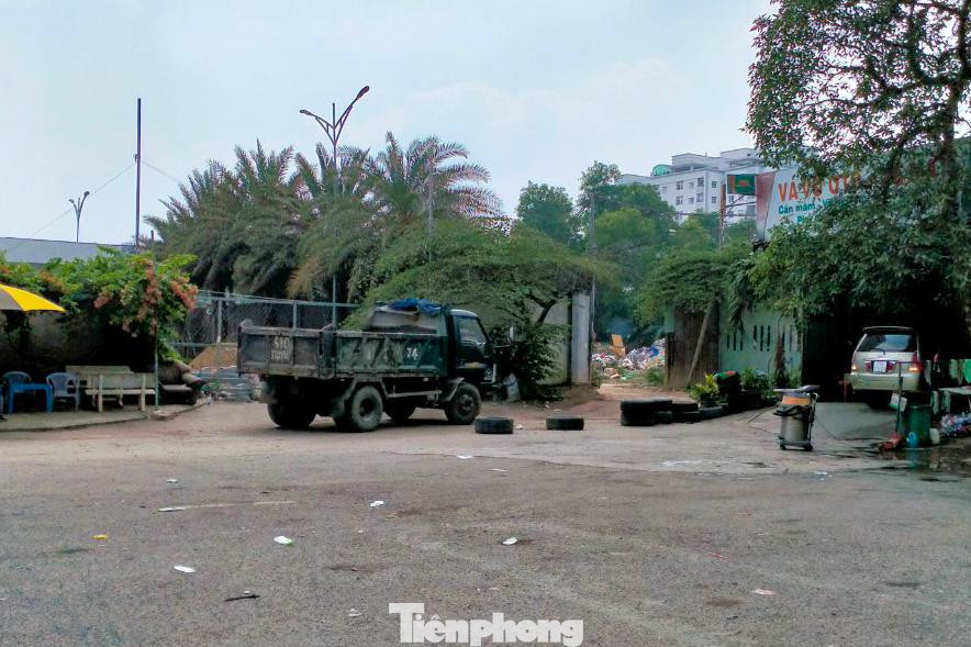 Xe đổ rác ra vào thường xuyên ở bãi rác sau chung cư Mia Saigon Xe đổ rác ra vào thường xuyên ở bãi rác sau chung cư Mia Saigon