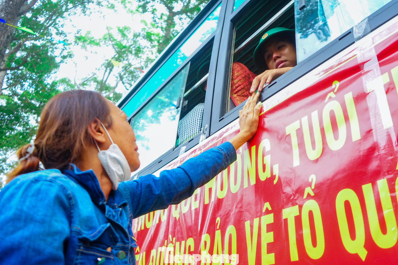 Giây phút chia tay người thân, đã có không ít tân binh và người thân nghẹn ngào trao cho nhau những cái nắm tay vội vàng.