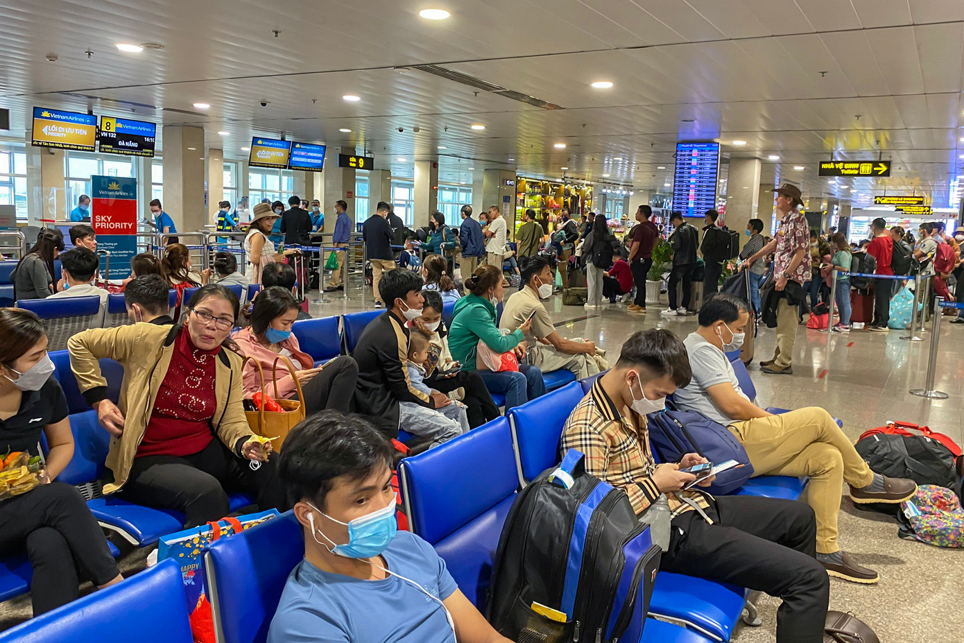 Các ghế ngồi tại phòng chờ lên máy bay đều kín chỗ.