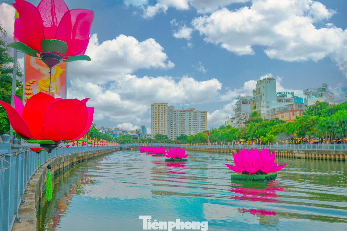 Ban Trị sự Giáo hội Phật giáo Việt Nam quận Phú Nhuận phối hợp với Quan Âm tu viện hạ thủy 7 bông sen hồng cỡ lớn dưới kênh Nhiêu Lộc - Thị Nghè từ tối ngày 8/5. Ban Trị sự Giáo hội Phật giáo Việt Nam quận Phú Nhuận phối hợp với Quan Âm tu viện hạ thủy 7 bông sen hồng cỡ lớn dưới kênh Nhiêu Lộc - Thị Nghè từ tối ngày 8/5.