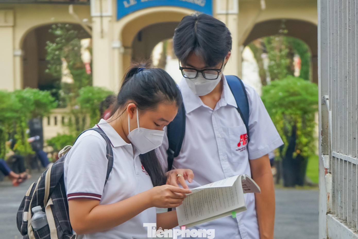 Thí sinh dò đáp án với nhau sau khi kết thúc buổi thi đầu tiên Thí sinh dò đáp án với nhau sau khi kết thúc buổi thi đầu tiên