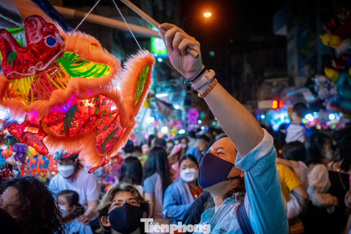 Ngoài người địa phương, phố lồng đèn còn là nơi được nhiều khách du lịch lựa chọn