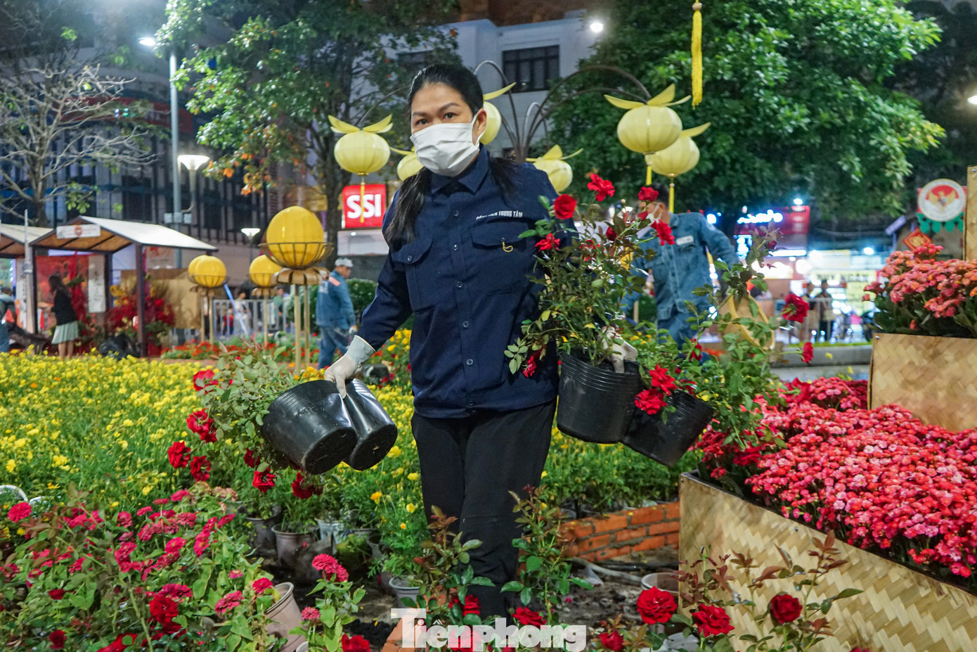 Hầu hết các giỏ hoa có tại đường hoa Nguyễn Huệ năm nay đều có giá trị và thời gian sinh trưởng lâu nên được các công nhân của công ty cây xanh sàng lọc cẩn thận để mang về các khu du lịch, công viên tiếp tục trang trí.
