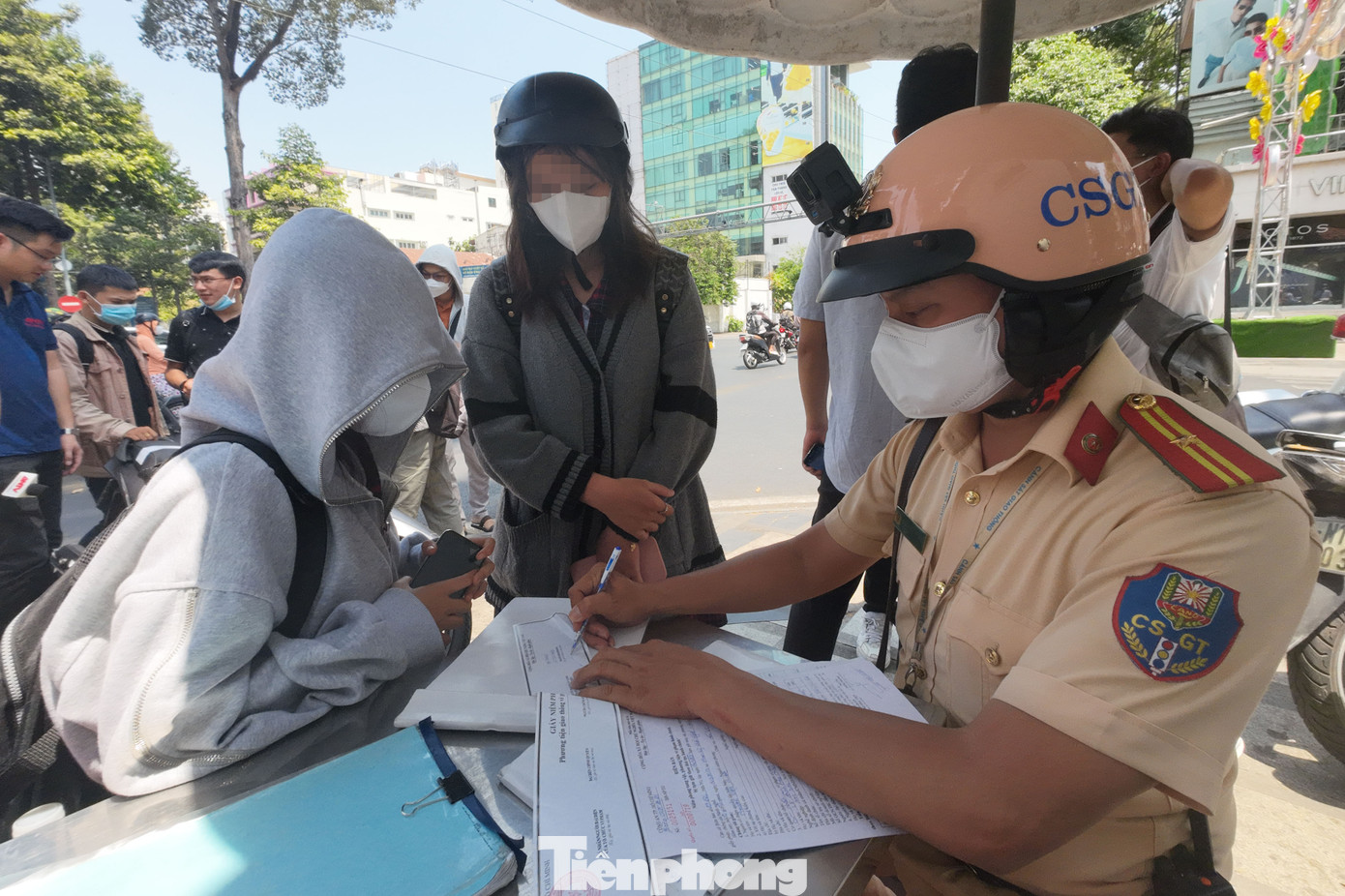 CSGT tiến hành lập biên bản đối với lỗi vi phạm của em C.
