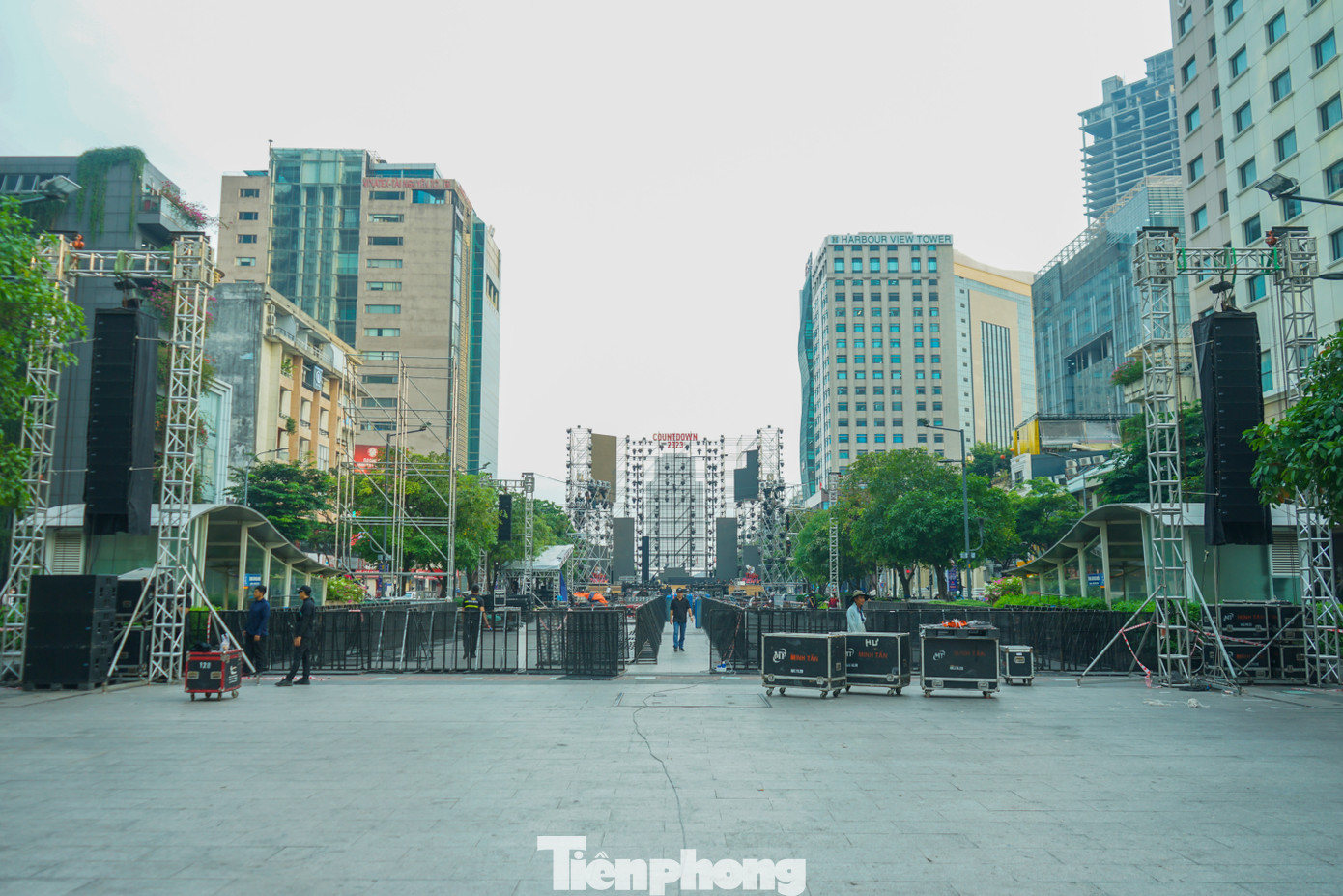 Tại phố đi bộ Nguyễn Huệ, một số công nhân của chương trình đếm ngược chào đón năm mới 2023 cũng đã cơ bản dựng xong sân khấu và hệ thống âm thanh, ánh sáng cho sự kiện vào tối 31/12 tới đây