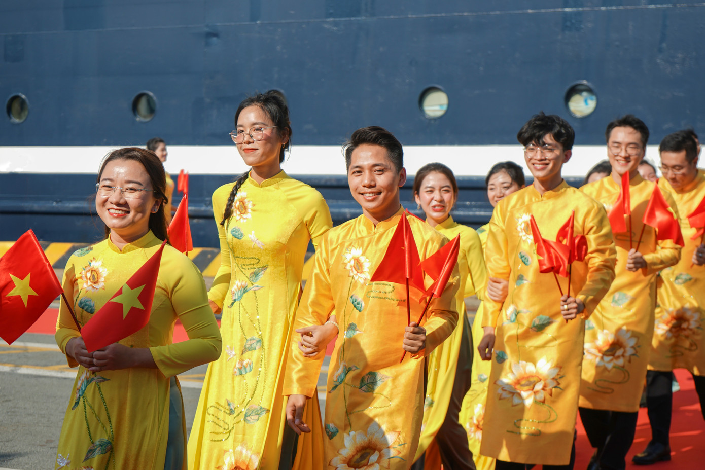 "Điều đặc biệt khi tham gia chuyến hải trình là khi được tập hợp cùng nhau ở trên con tàu này với việc không hề có Internet, chỉ có nhau thôi thì sự gắn bó của tôi và các bạn quốc tế trở nên kết nối hơn trong việc giao lưu văn hóa, trao đổi ngôn ngữ", chị Võ Thị Bình Nhi - Trợ lý lãnh đạo thanh niên đoàn đại biểu Việt Nam cho biết.