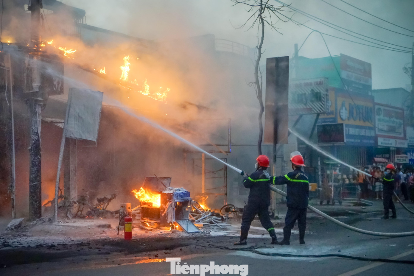 Hình ảnh vụ cháy tiệm sửa xe do một trụ điện phát nổ trên đường Phạm Hùng thuộc xã Bình Hưng, huyện Bình Chánh vào đầu tháng 1 năm 2022 Hình ảnh vụ cháy tiệm sửa xe do một trụ điện phát nổ trên đường Phạm Hùng thuộc xã Bình Hưng, huyện Bình Chánh vào đầu tháng 1 năm 2022