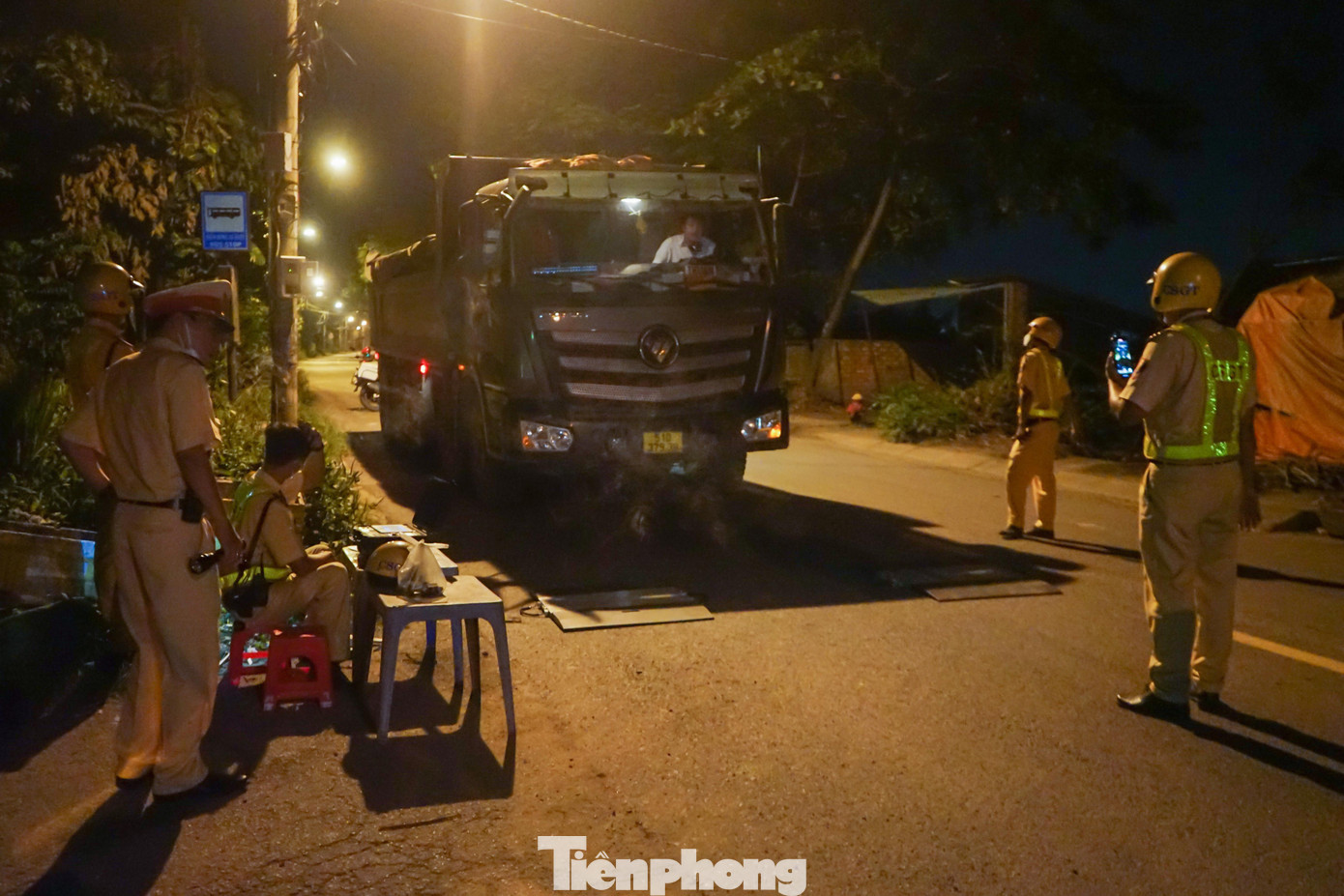 Lực lượng kiểm tra tải trọng và kích thước thùng phương tiện có dấu hiệu quá khổ quá tải Lực lượng kiểm tra tải trọng và kích thước thùng phương tiện có dấu hiệu quá khổ quá tải