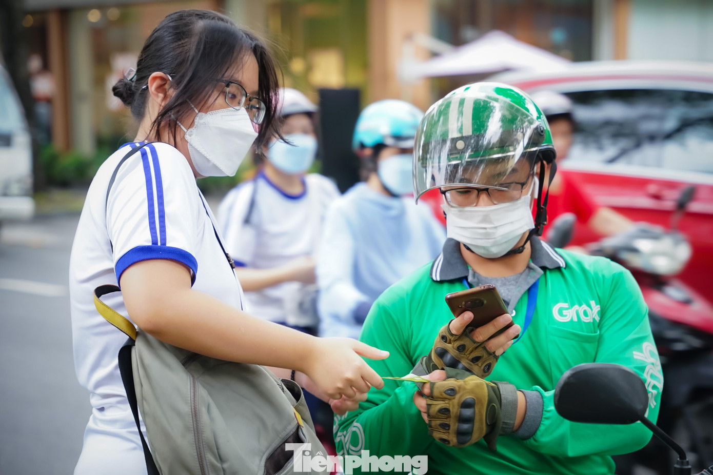 Một số thí sinh do phụ huynh đi làm xa hoặc không có xe đưa đón nên buộc phải dùng app đặt xe công nghệ chở đến điểm thi. Một số thí sinh do phụ huynh đi làm xa hoặc không có xe đưa đón nên buộc phải dùng app đặt xe công nghệ chở đến điểm thi.