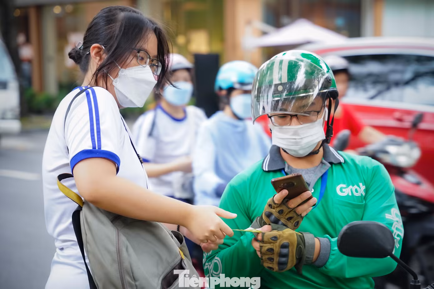 Một số thí sinh do phụ huynh đi làm xa hoặc không có xe đưa đón nên buộc phải dùng app đặt xe công nghệ chở đến điểm thi.