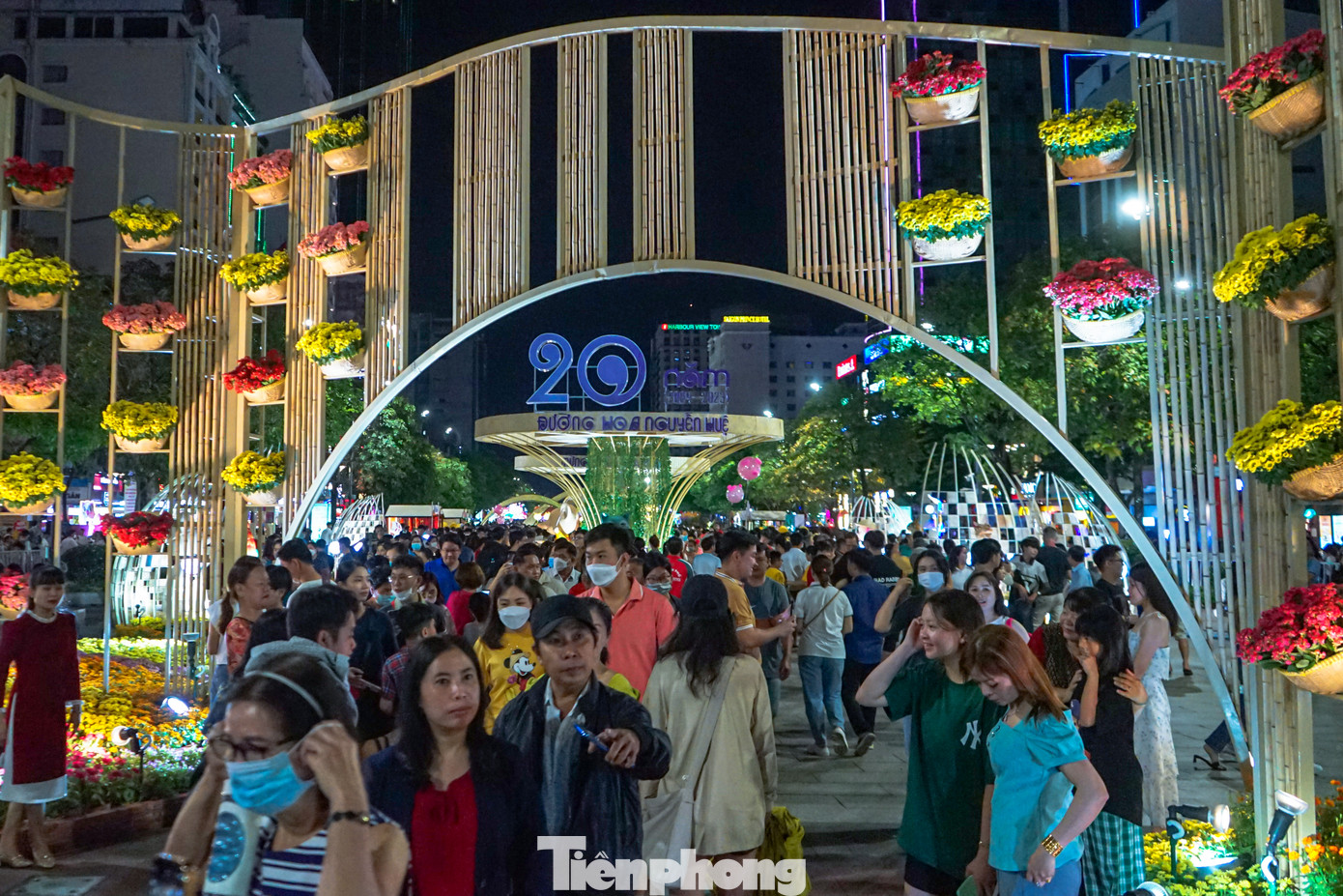 Ghi nhận của Tiền Phong vào lúc 20h, mặc dù còn hơn 1 giờ nữa đường hoa Nguyễn Huệ mới đến giờ đóng cửa thế nhưng vẫn có rất đông người dân đến tham quan.
