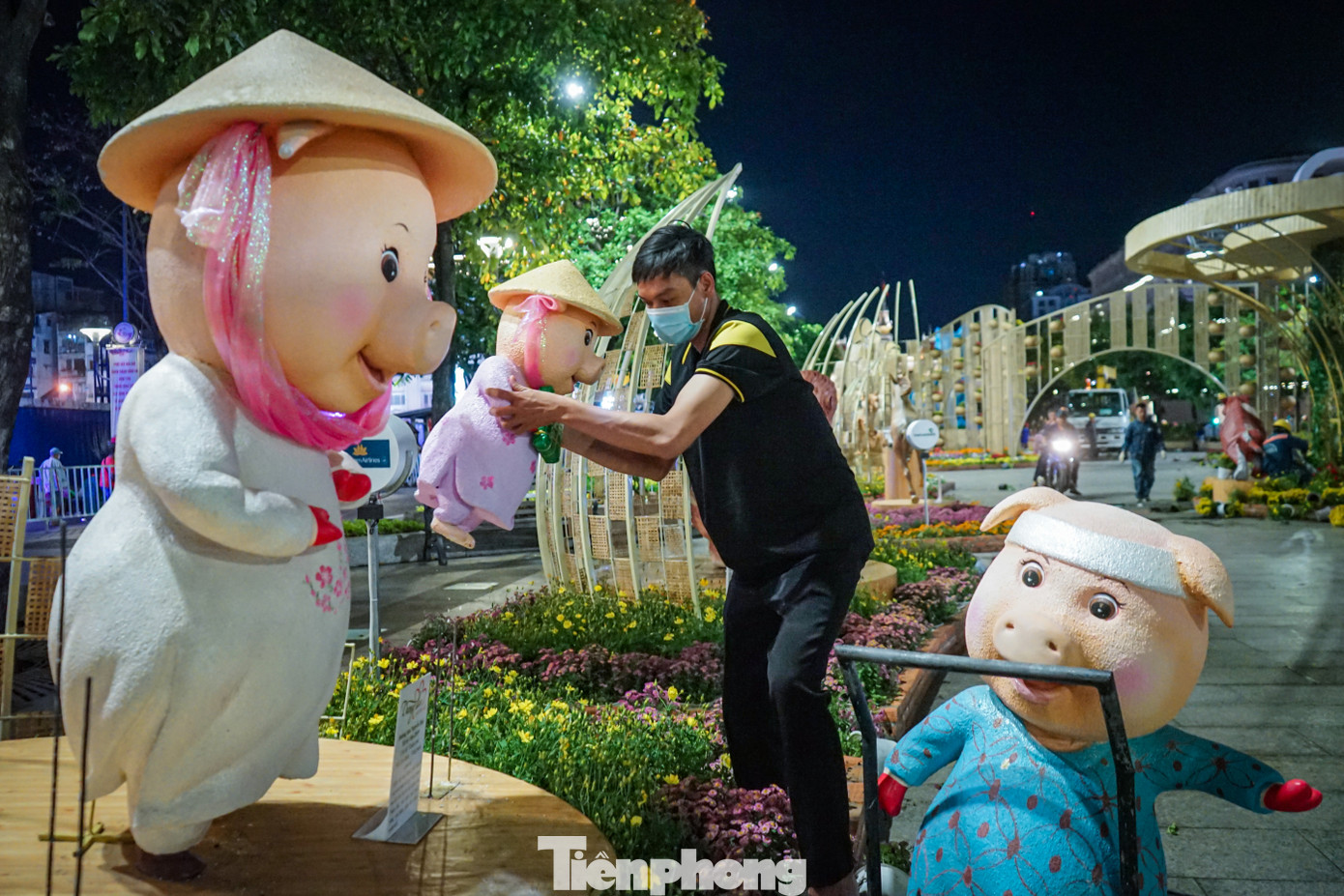 Nhiều mô hình linh vật nhỏ hơn với đủ hình dáng, kích thước ngay giữa đường hoa cũng được tháo dỡ đưa đến chỗ tập kết bên vệ đường chờ xe đến chở về khu du lịch.