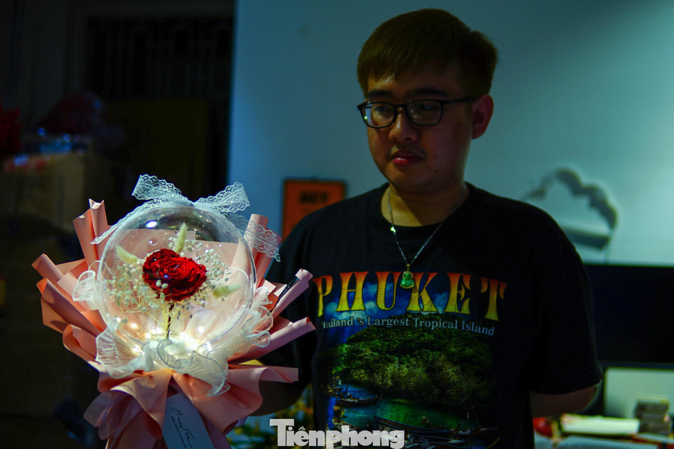 Ngoài ra cũng có một số sản phẩm được làm từ các loại hoa hồng bất tử, đây là các loại hoa được ướp và sấy khô bên trong được trang trí thêm đèn led cũng được nhiều liên hệ đặt hàng.