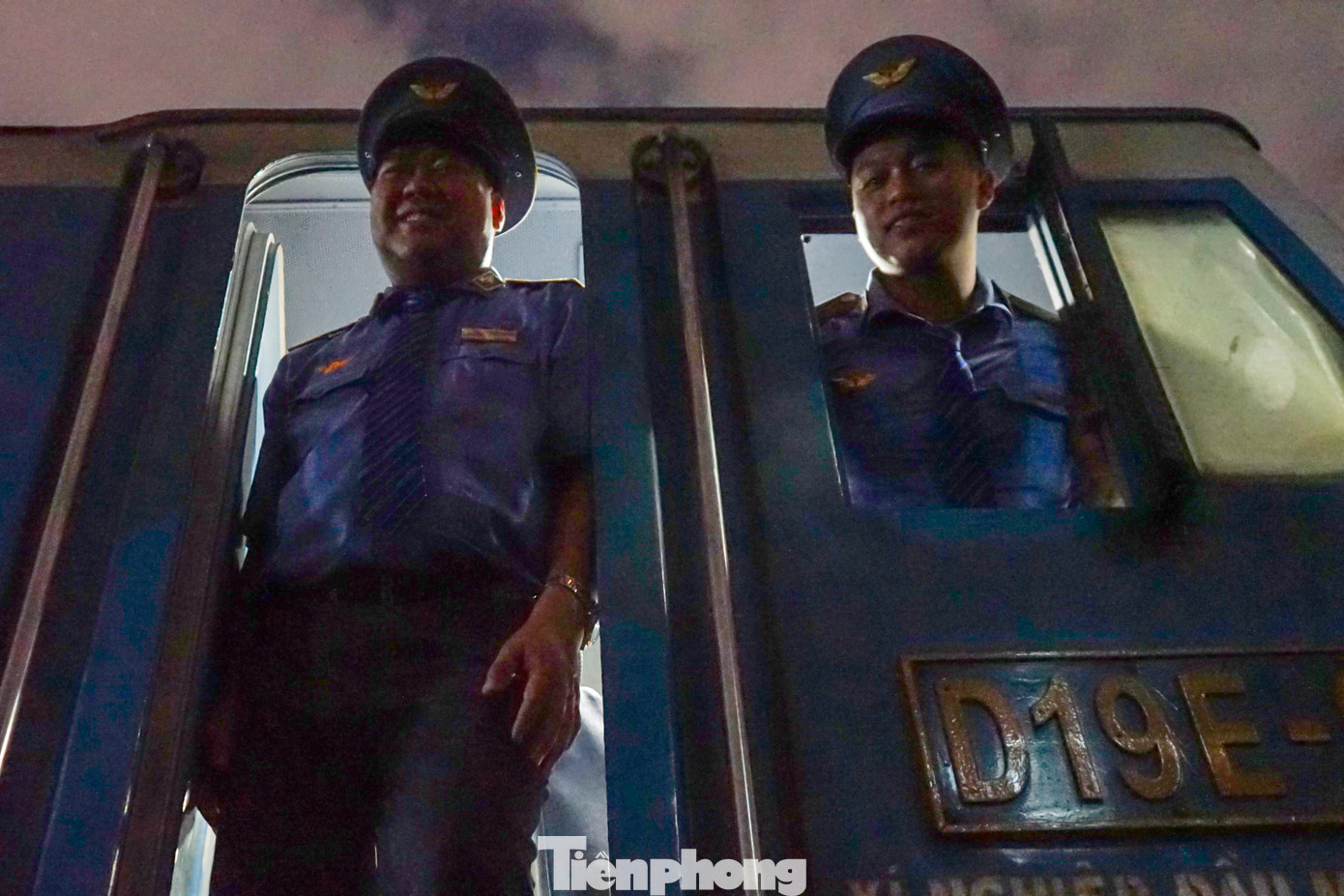 “Tôi thường được phân công lái những chuyến tàu sát thời điểm giao thừa nên cảm xúc thật khó diễn tả. Tôi thực sự vui khi được tham gia đưa đón những hành khách trở về nhà và cùng bà con đón năm mới trên đường”, anh Nguyễn Hùng Hoàng (lái chính tàu SE2) chia sẻ.