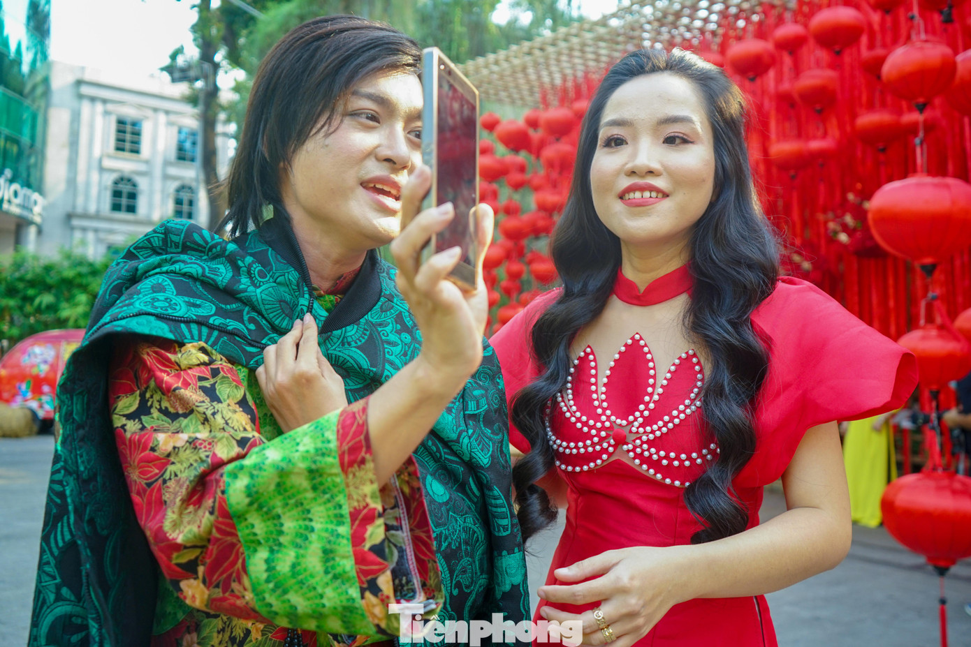 Diễn viên Thái Duy và MC Rubby Nhi hào hứng quay tik-tok giao lưu với fan hâm mộ Diễn viên Thái Duy và MC Rubby Nhi hào hứng quay tik-tok giao lưu với fan hâm mộ