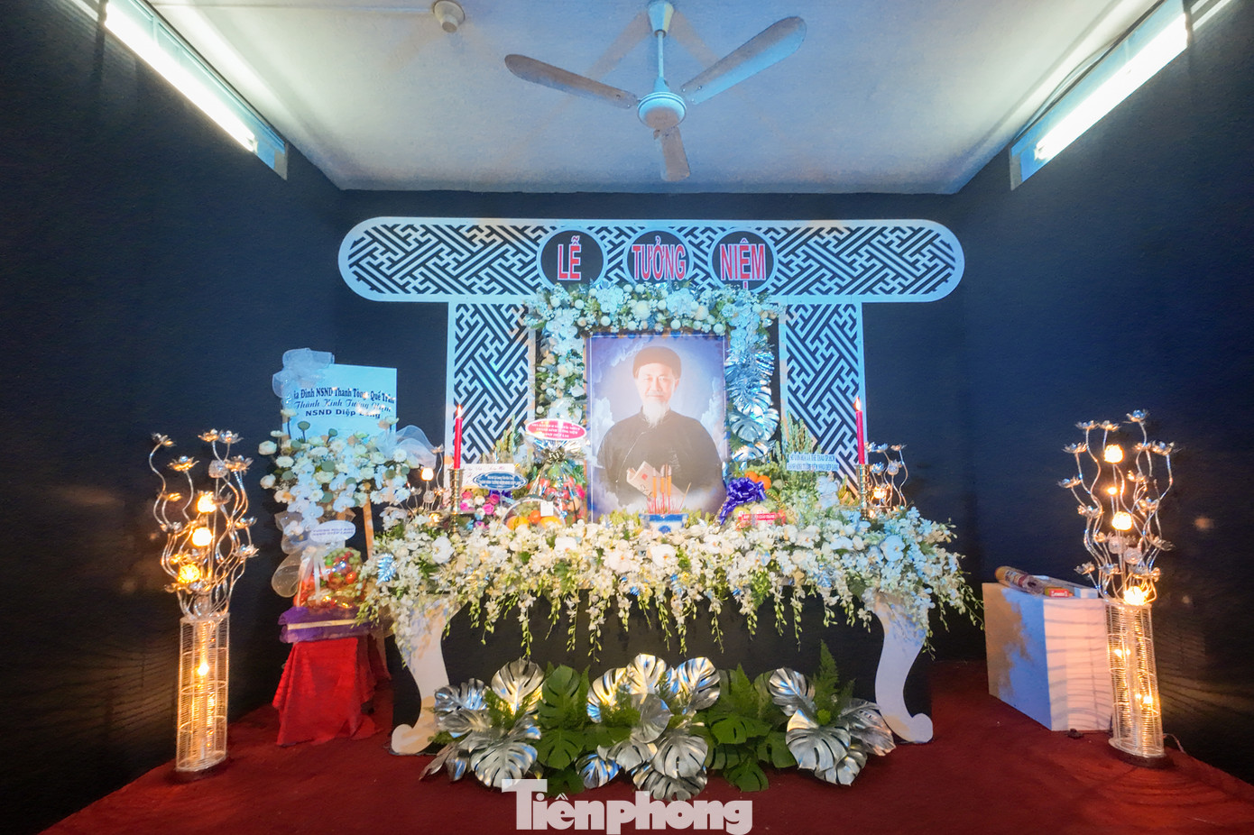 Cũng như lễ tưởng niệm tại chùa Tường Nguyên (quận 4) diễn ra vào ngày 17/3, ban tổ chức lễ tưởng niệm NSND Diệp Lang tại Hội sân khấu TPHCM cũng lập bệ thờ kết hoa tươi với hình ảnh nghệ sĩ trong tạo hình nhân vật "ông hội đồng" kinh điển của ông.