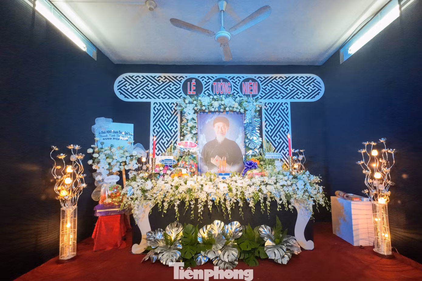 Cũng như lễ tưởng niệm tại chùa Tường Nguyên (quận 4) diễn ra vào ngày 17/3, ban tổ chức lễ tưởng niệm NSND Diệp Lang tại Hội sân khấu TPHCM cũng lập bệ thờ kết hoa tươi với hình ảnh nghệ sĩ trong tạo hình nhân vật "ông hội đồng" kinh điển của ông.