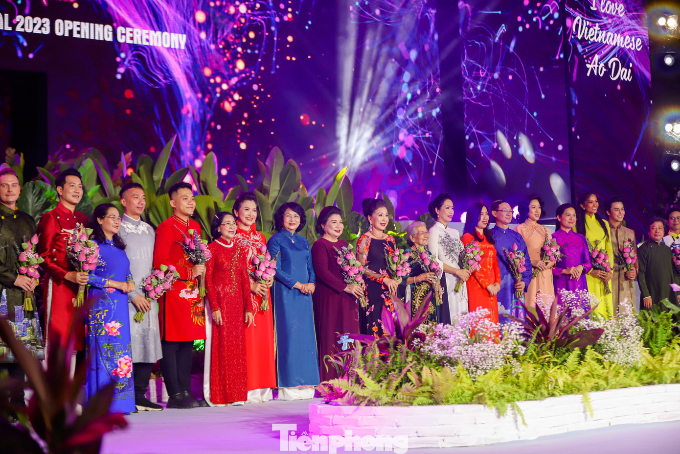 Nhiều văn nghệ sĩ tiếp tục đồng hành với lễ hội trong vai trò đại sứ hình ảnh, như:Hoa hậu H'Hen Niê, NSND Kim Xuân, NSƯT Phi Điểu, NSƯT Trịnh Kim Chi, ca sĩ Kyo York, Nguyễn Phi Hùng, Á hậu Kim Duyên, nhiếp ảnh gia Quỷ Cốc Tử... Nhiều văn nghệ sĩ tiếp tục đồng hành với lễ hội trong vai trò đại sứ hình ảnh, như:Hoa hậu H'Hen Niê, NSND Kim Xuân, NSƯT Phi Điểu, NSƯT Trịnh Kim Chi, ca sĩ Kyo York, Nguyễn Phi Hùng, Á hậu Kim Duyên, nhiếp ảnh gia Quỷ Cốc Tử...