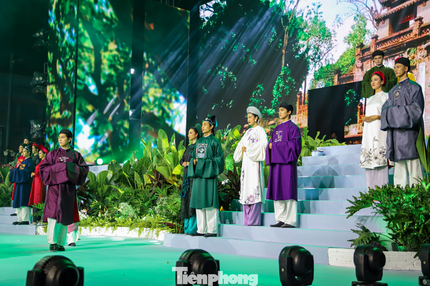 Trong đêm khai mạc, công chúng tại đường Nguyễn Huệ đã được thưởng lãm hơn 300 bộ áo dài với sự tham gia biểu diễn của 100 diễn viên, ca sĩ, nghệ sĩ, người mẫu cùng với gia đình qua nhiều bộ sưu tập đặc sắc của 24 nhà thiết kế áo dài. Trong đêm khai mạc, công chúng tại đường Nguyễn Huệ đã được thưởng lãm hơn 300 bộ áo dài với sự tham gia biểu diễn của 100 diễn viên, ca sĩ, nghệ sĩ, người mẫu cùng với gia đình qua nhiều bộ sưu tập đặc sắc của 24 nhà thiết kế áo dài.