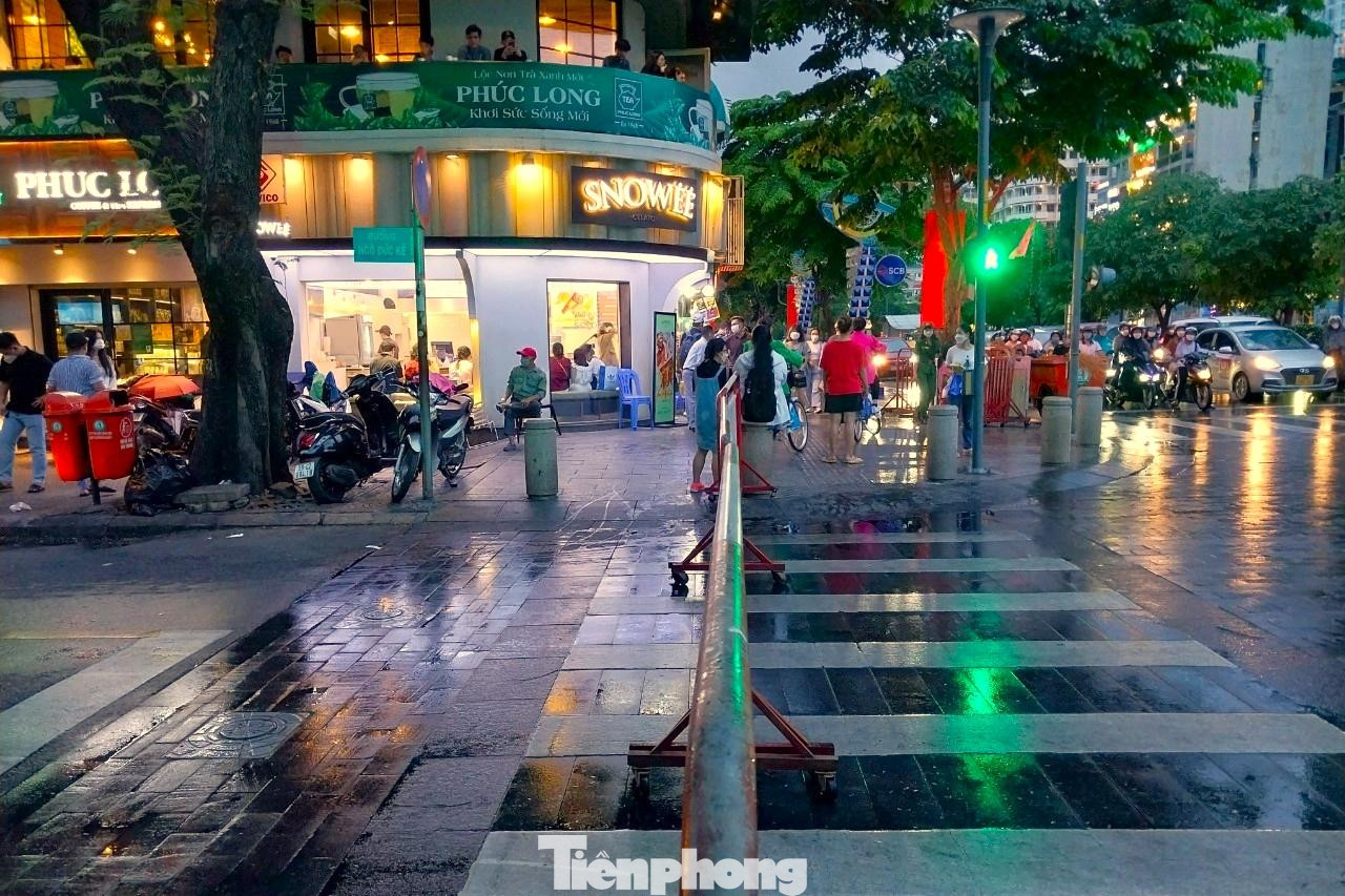 Ngoài ra, nhiều người đi sớm vì lo ngại việc cấm đường từ 18h khiến giao thông ở khu vực trung tâm thành phố bị ùn tắc nghiêm trọng.