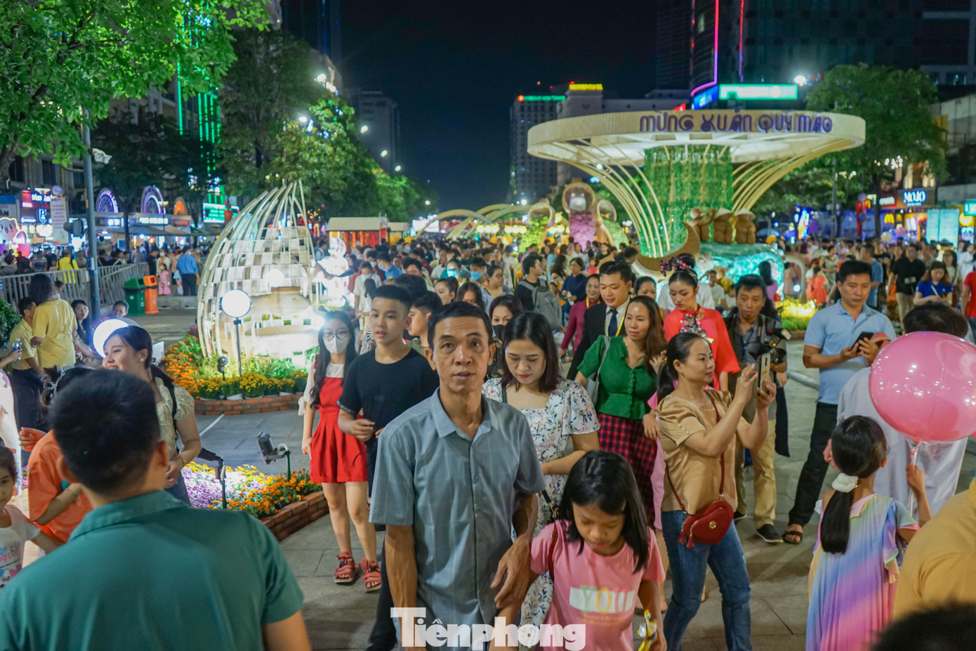 Một địa điểm khác cũng thu hút rất đông người đến du Xuân năm nay là Đường hoa Nguyễn Huệ. Theo ghi nhận của Tiền Phong vào chiều ngày 24/1, dù đã hơn 18h nhưng người dân và du khách vẫn ùn ùn đổ về khu vực Đường hoa để du xuân.