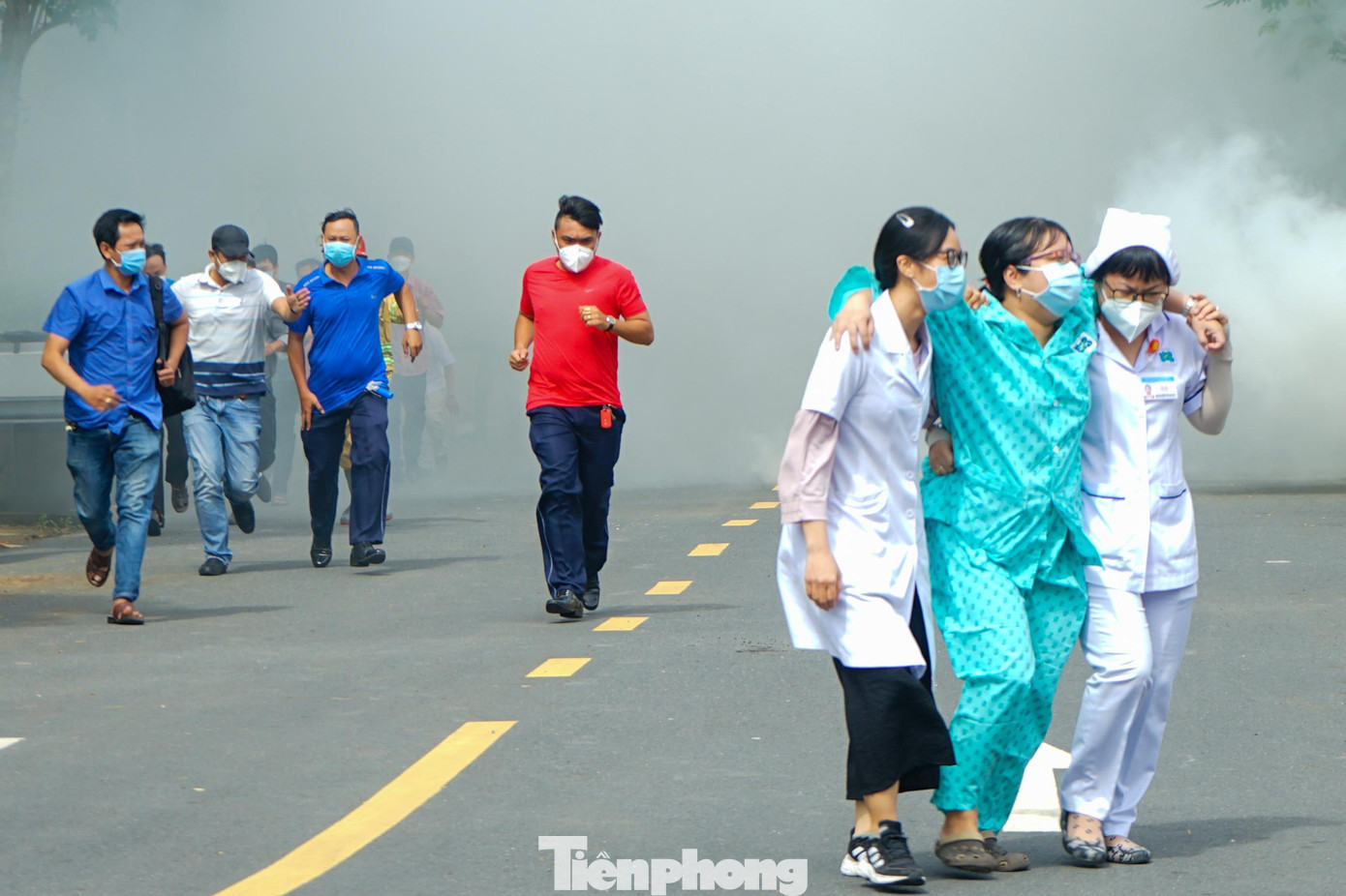 Với tình huống giả định vào lúc 9h sáng ngày 6/5, một xe mô tô bất ngờ xảy ra chập điện gây cháy tại khu vực tầng hầm 01 của bệnh viện. Phát hiện vụ việc, lực lượng chữa cháy tại chỗ nhanh chóng bấm chuông báo cháy và hỗ trợ sơ tán bệnh nhân và các y bác sĩ cùng với đồ đạc, trang thiết bị bệnh viện ra bên ngoài.