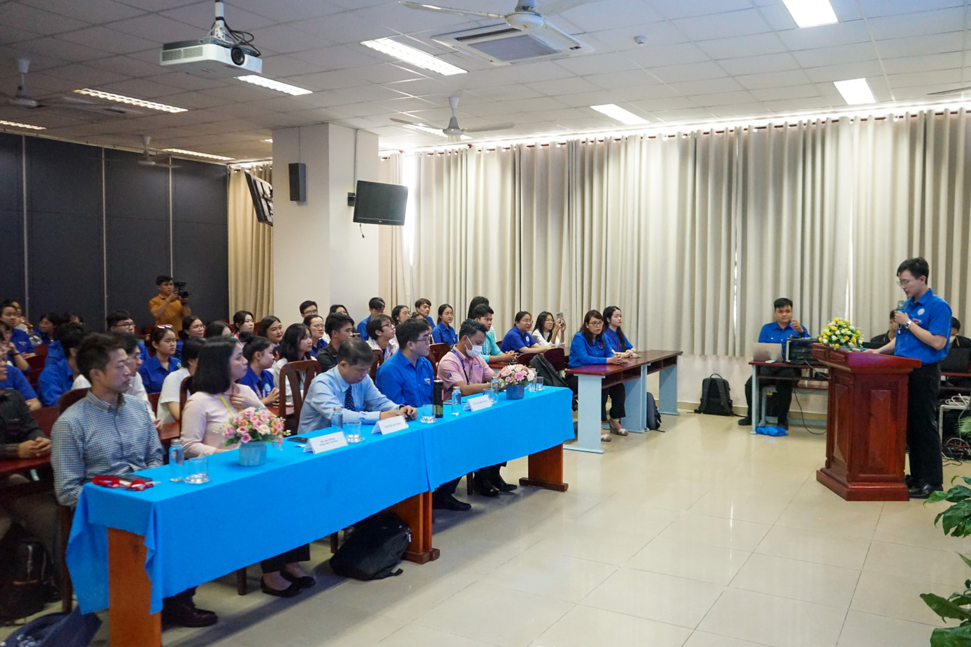 Tại buổi tham quan, đại biểu cùng sinh viên và giảng viên trường đã cùng nhau thảo luận, đưa ra giải pháp về chủ đề sinh sản và an sinh cho thanh niên hiện nay.